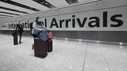 Des voyageurs arrivant à l'aéroport d'Heathrow à Londres (Royaume-Uni) le 14 février 2021. (JUSTIN TALLIS / AFP)