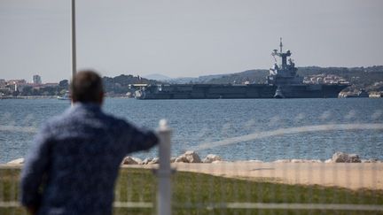 Le porte-avions Charles de Gaulle et son escorte ont rejoint leur port d'attache, Toulon (Var), dimanche 12 avril 2020, après plusieurs dizaines de cas de Covid-19. (FRANCK BESSIERE / HANS LUCAS / AFP)