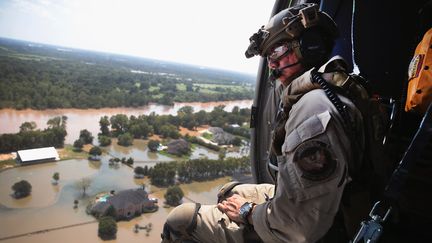 Opération de sauvetage par hélicoptère, près de Sugar Land au Texas, après le passage de l'ouragan Harvey, le 31 août 2017. (GETTY IMAGES)