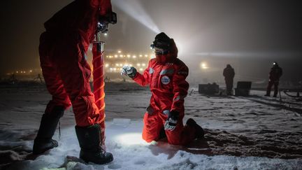 Des scientifiques de la mission&nbsp;Mosaic, la plus grande expédition scientifique jamais menée dans l'Arctique, effectuent des prélèvements sur la banquise le 16 décembre 2019. (ESTHER HORVATH/ALFRED-WEGENER-INSTITUT HANDOUT / MAXPPP)