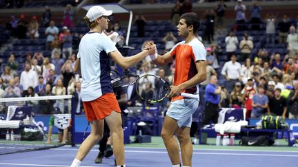 Jannik Sinner et Carlos Alcaraz en quarts de finale de l'US Open 2022. (MATTHEW STOCKMAN / AFP)