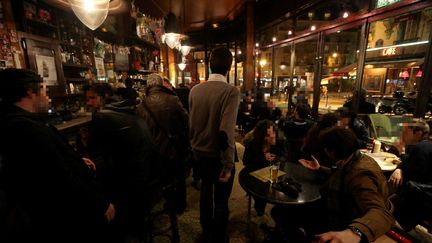 Un bar dans le quartier Pigalle, à Paris (illustration). (ARNAUD JOURNOIS / MAXPPP)