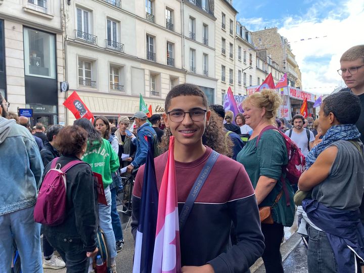 Saïd, 16, an activist for La France Insoumise, went to the Paris demonstration with a friend "against Emmanuel Macron's coup"September 7, 2024. (ELOISE BARTOLI / FRANCEINFO)