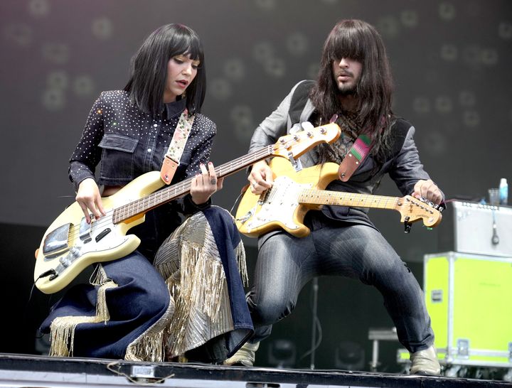 Laura Lee Ochoa et Mark Speer de Khruangbin en concert au Golden Gate Park de San Francisco (Californie, Etats-Unis), le 29 octobre 2021. (JEFF KRAVITZ / FILMMAGIC, INC / GETTY IMAGES)