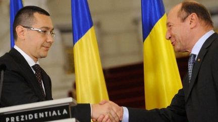 Le président roumain Traian Basescu avec son Premier ministre Victor Ponta, à Bucarest, le 27 avril 2012. (AFP/DANIEL MIHAILESCU)