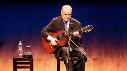 Le chanteur brésilien Joao Gilberto lors d'un concert le 14 août 2008 à Sao Paulo (Brésil). (MARCO HERMES / AFP)