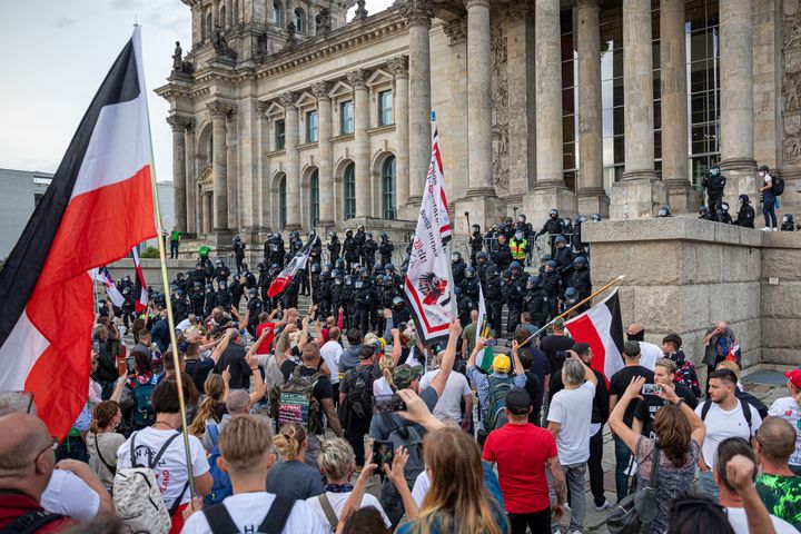 Les manifestants d’extrême droite face aux policiers, devant le Parlement allemand à Berlin le 29 août 2020.&nbsp; (ACHILLE ABBOUD / NURPHOTO / AFP)