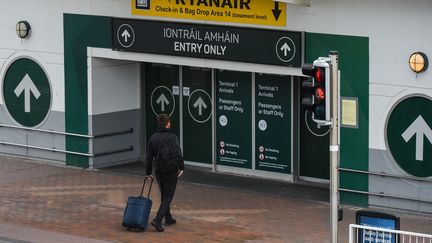 Un passager se dirige vers un terminal de l'aéroport de Dublin (Irlande), le 22 mars 2021. (ARTUR WIDAK / NURPHOTO / VIA AFP)