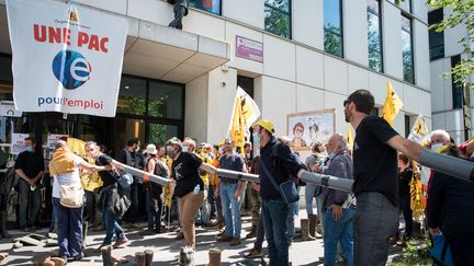 Des agriculteurs bloquent&nbsp;le siège de Pôle emploi, à Paris, le 27 mai 2021. (ANNA KURTH / HANS LUCAS / AFP)