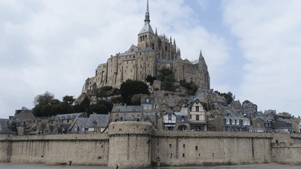 Le feuilleton de la semaine du 13 Heures vous propose de découvrir certains des plus beaux sites touristiques lors de visites hors-saison, durant lesquelles les touristes sont plutôt rares. Lundi 2 janvier, direction le Mont-Saint-Michel dans la Manche. (FRANCE 2)