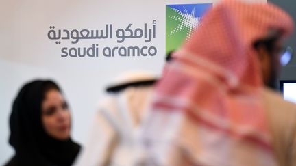 Une inscription au nom de l'entreprise d'Etat Saudi Aramco, le 25 janvier 2016 à Ryad (Arabie saoudite). (FAYEZ NURELDINE / AFP)