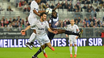 Cheick Diabate bataille avec les Guingampais (NICOLAS TUCAT / AFP)