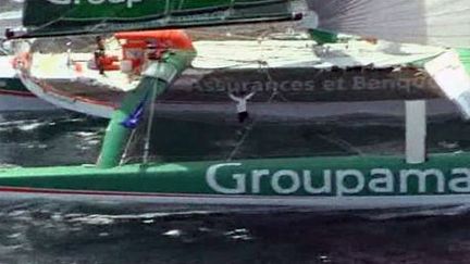 Le navigateur français Franck Cammas, sur son trimaran géant Groupama 3 franchit la ligne d'arrivée à Pointe-à-Pitre (France 2)