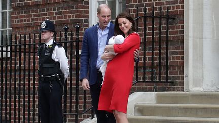 Le prince William et son épouse Kate Middleton avec leur troisième enfant sur le perron de l'hôpital St Mary de Londres, le 23 avril 2018. (DANIEL LEAL-OLIVAS / AFP)