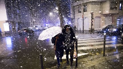 La neige tombe à Paris, le 30 novembre 2017. (YANN BOHAC / CITIZENSIDE / AFP)