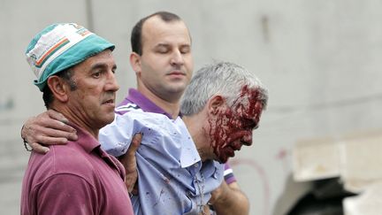 Francisco Jos&eacute; Garzon Amo, le conducteur du train accident&eacute;, &eacute;vacu&eacute; peu apr&egrave;s la catastrophe pr&egrave;s de Saint-Jacques-de-Compostelle (Espagne), le 24 juillet 2013. (XOAN A. SOLER / LA VOZ DE GALICIA)