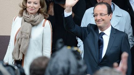 François Hollande à la sortie du bureau de vote de Tulle (AFP/PHILIPPE DESMAZES)