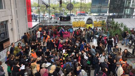 Des militants dans le centre commercial Italie 2 à Paris, samedi 5 octobre.&nbsp; (JULIE PACAUD / FRANCEINFO)