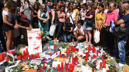 Des gens se recueillent sur Les Rabmas à Barcelone, le 18 août 2017. (PASCAL GUYOT / AFP)