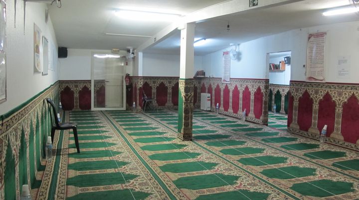 Premi&egrave;re des trois salles de pri&egrave;re de la mosqu&eacute;e du Londeau, &agrave; Noisy-le-Sec (Seine-Saint-Denis), le 30 janvier 2015. (ARIANE NICOLAS / FRANCETV INFO)