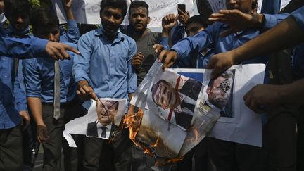 Des manifestants protestant contre les propos d'Emmanuel Macron rappelant la liberté de caricaturer le prophète à Lahore, au Pakistan, le 6 novembre 2020. (ARIF ALI / AFP)