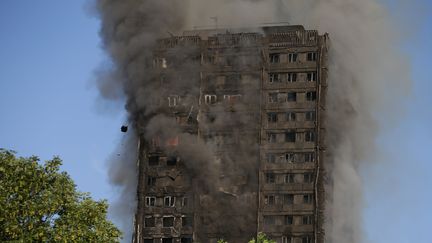 Immeuble en feu à Londres, le 14 juin 2017. (DANIEL LEAL-OLIVAS / AFP)