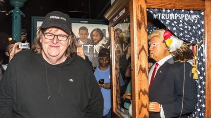 Le réalisateur Michael Moore aux côtés d'une marionnette parodique de Donald Trump, à New York, le 18 octobre 2016. (CORDON PRESS/SIPA)