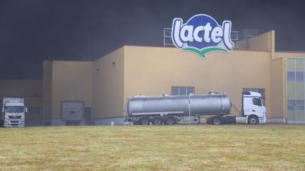 &nbsp; (Des producteurs de lait du Grand Ouest se sont donnés rendez-vous près de l'usine Lactalis de Laval en Mayenne © SIPA/ Jean-Marc David)