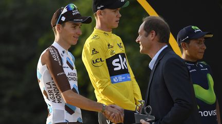 Christian Prudhomme salue Romain Bardet devant Chris Froome (LIONEL BONAVENTURE / AFP)