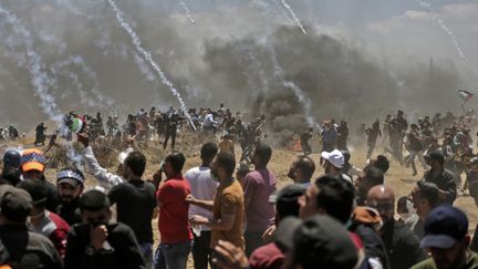 L'armée israélienne&nbsp;lâche des grenades lacrymogènes sur les manifestants palestiniens, à Gaza. (MAHMUD HAMS / AFP)