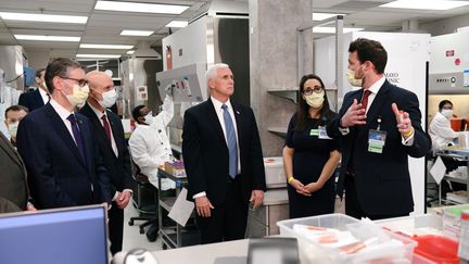 Le vice-président américain Vice Pence sans masque lors d'une visite à la&nbsp;Mayo Clinic, à Rochester (Minnesota), le 28 avril 2020. (NICHOLAS PFOSI / REUTERS)