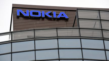 Le logo Nokia sur le bâtiment du siège social à Espoo (Finlande). (HEIKKI SAUKKOMAA / LEHTIKUVA / AFP)