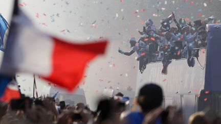 Des milliers de supporters étaient venus acclamer les Bleus sur les Champs-Elysées à Paris, après leur victoire en Coupe du monde en 2018 (illustration). (GEOFFROY VAN DER HASSELT / AFP)