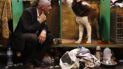 Pete Dowlings et son esquimau canadien Zoran patientent avant le d&eacute;but du concours canin de Birmingham (Royaume-Uni), le 6 mars 2014. (DARREN STAPLES / REUTERS)