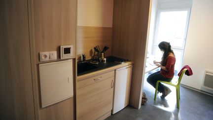 Une étudiante travaille dans sa chambre dans une résidence à Toulouse (Haute-Garonne), le 9 septembre 2013. (PASCAL PAVANI / AFP)