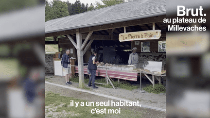 C’est l’une des boulangeries les plus isolées de France. Benoît Brissot, boulanger, habite sur une île de 5 km, située sur le lac de Vassivière en France. Il est le seul habitant. Pour rejoindre sa boulangerie, les clients doivent marcher 2 km. Brut est allé à sa rencontre.