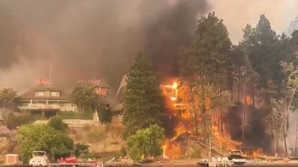 Près de 30 000 habitants de Kelowna, au Canada, ont dû être évacués en raison des incendies dévastateurs qui se poursuivent dans la région. Les autorités appellent à la plus grande prudence. (FRANCEINFO)