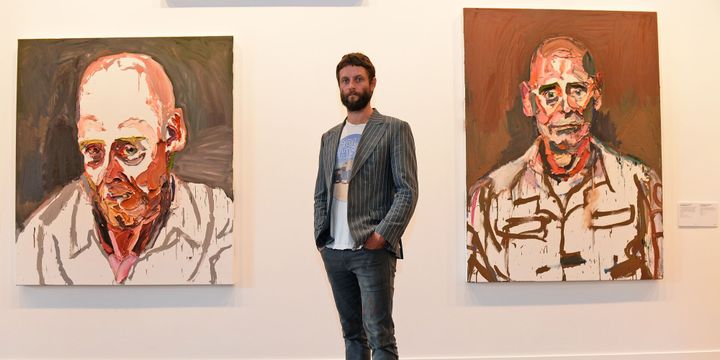 Le peintre australien Ben Quilty pose devant deux de ses toiles exposées à Sydney, de retour d'Afghanistan
 (WILLIAM WEST / AFP)