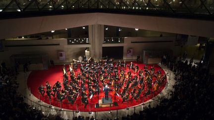 Pierre Boulez dirige l'Orchestre de Paris sous la pyramide du Louvre, le 20 d&eacute;cembre 2011. (MIGUEL MEDINA / AFP)