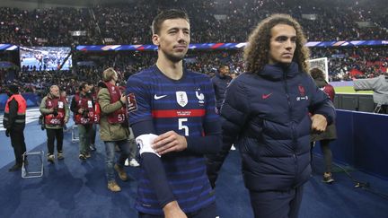 Clément Lenglet et Mattéo Guendouzi après la victoire de la France&nbsp;face au&nbsp;Kazakhstan, le 13 novembre au Parc des Princes (JEAN CATUFFE / JEAN CATUFFE)