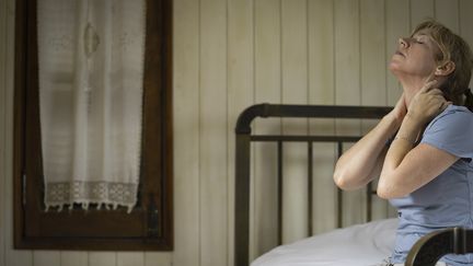 Une femme n'arrive pas à trouver le sommeil. Photo d'illustration.&nbsp; (FR?D?RIC CIROU / MAXPPP)