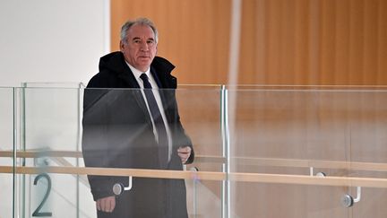 François Bayrou arrive pour son procès au tribunal judiciaire de Paris, le 7 novembre 2023. (MIGUEL MEDINA / AFP)