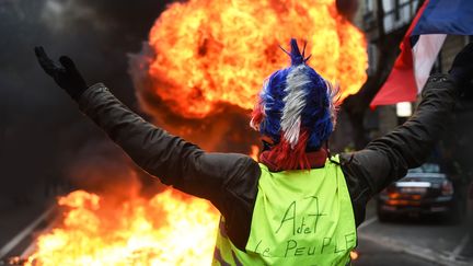 Un manifestant lors d'un rassemblement des "gilets jaunes" à Bordeaux, le 29 décembre.&nbsp; (MEHDI FEDOUACH / AFP)