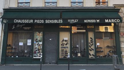 Un&nbsp;magasin de chaussures est fermé pendant le confinement, le 18 novembre 2020 à Paris. (EMMA BUONCRISTIANI / HANS LUCAS / AFP)