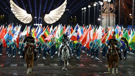 Guidés par la cavalière d'argent et la garde républicaine, les drapeaux de chaque délégation arrivent au Trocadéro. (STEPHANIE LECOCQ / AFP)