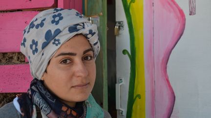 Amani, enseignante syrienne réfugiée dans un camp de Lesbos, en Grèce.&nbsp; (ANGÉLIQUE KOUROUNIS / RADIO FRANCE)