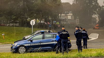 Les grévistes de la Fonderie de Bretagne bloquent l'hôtel du FC Metz à Caudan. (AURÉLIE LAGAIN / FRANCE-BLEU BREIZH IZEL)