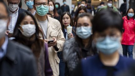 Piétons à Hong Kong, en Chine, le 12 février 2020. (GETTY IMAGES)