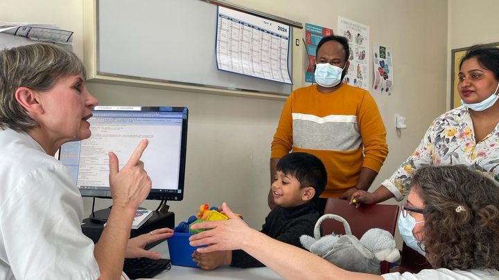 The doctor will support Tilliache's parents to change their habits regarding screen use.  (ANNE-LAURE DAGNET / RADIO FRANCE)