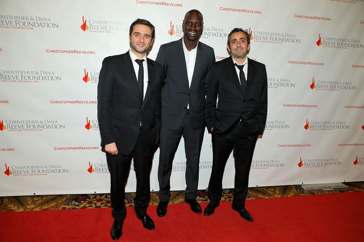 Les réalisateurs Eric Toledano (à droite sur la photo) et Olivier Nakache (à gauche) entourent Omar Sy, à New York, le 28 novembre 2012. (JEMAL COUNTESS / GETTY IMAGES NORTH AMERICA)